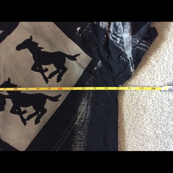 Black Horse Graphic T size L - Picture 2 of 5